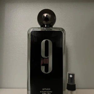 Afnan 9pm Eau de Parfum  - Säljer en elegant och maskulin doft från Afnan 9pm. Doften har en varm och kryddig karaktär med inslag av vanilj, amber och kanel. Perfekt för kvällar när du vill göra ett intryck. 16kr per ml går att köpa i 1-2ml! (Går att diskutera pris)