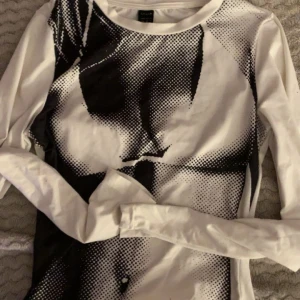  långärmad topp  - Säljer en långärmad topp från Shein.