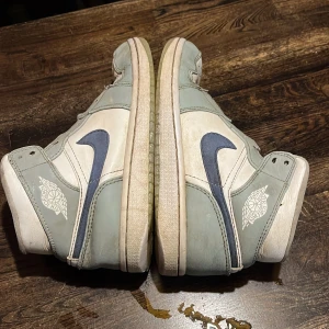 Nike Air Jordans i ljusblått och vitt - Säljer dessa skor för att de är för små och tar bara plats. 4/10 kvalite. BUDA