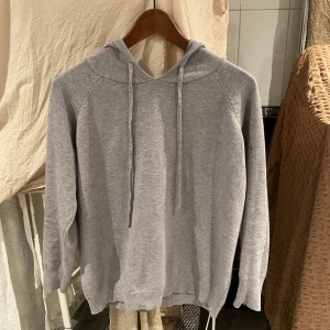 Grå hoodie i merinoull - 100% merinoull hoodie i nyskick perfekt för kalla dagar och jättelätt att styla hoodien är i storlek Xs först till kvarn!😀