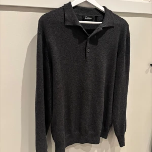 Kashmir tröja - Tjena! Nu säljer jag denna riktigt snygga kashmir tröjan från Luciano | Skick 9/10 endast testad | Storlek M och är true to size | Pris 699 | Har du några frågor eller funderingar är de bara att höra av sig🤝