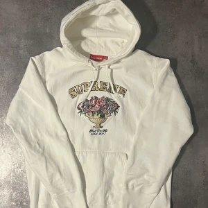Super swag supreme hoodie 😎 - Hej hur mår du? 🤨säljer en supreme hoodie storlek large !! Om du har några frågor fråga på🗣️🗣️ och om du följer är det 5% rabatt 