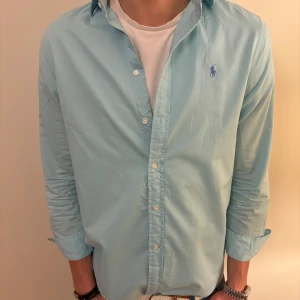 Ralph Lauren skjorta - Vi säljer nu ännu en fet polo skjorta i snygg färg👔 Storlek M, Nypris: ca 1599kr💰