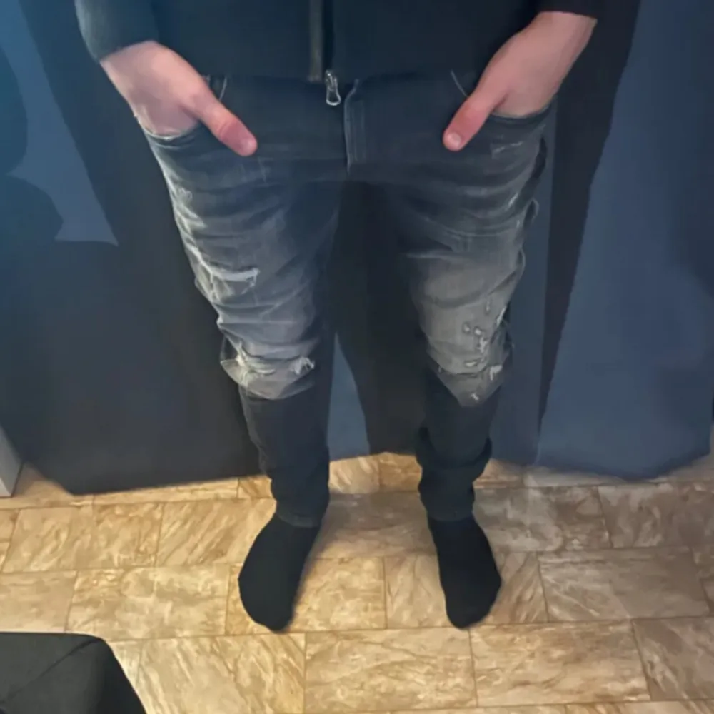 Feta Replay jeans med slitningar | Modell anbass, mycket bra skick inga defekter✅ Storlek 28 midja 32 längd. Han på bilden är runt 180, skriv vid frågor! . Jeans & Byxor.