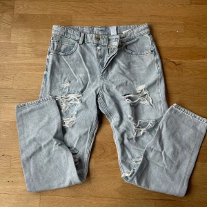 Low waist boyfriend jeans - Säljer ett par ljusa jeans från h&m i storlek 38. De är och har en loose fit med snygga slitningar på framsidan. 100% bomull och aldrig använda så toppen skick 🖤