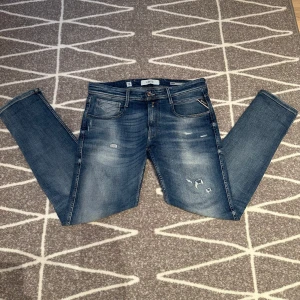 Replay anbass - Säljer ett par snygga blå jeans från Replay i storlek 32/32 men funkar även för w31. Sjukt snygg fade och välgjorda slitningar, varsamt använda.
