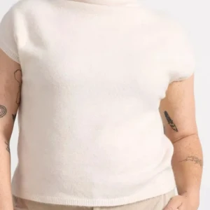 Vit ärmlös topp - Säljer en superfin vit ärmlös topp i mjukt material. Perfekt för lager-på-lager eller att bära som den är under varmare dagar. Enkel och stilren design som passar till allt. Ett måste i garderoben! 🤍storlek M men passar till Xs och S med