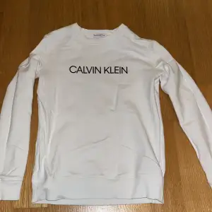 Calvin Klein tröja i färgen vit storlek 164. 8/10 skick få tecken på användning, hör av er vid frågor 