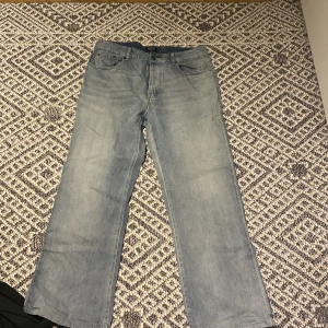 Ljusa jeans från boohooMAN - Säljer ett par ljusa jeans från boohooMAN i storlek EUR 52/US 36. De har en avslappnad passform med raka ben och klassisk femficksdesign. Perfekta för en casual look! 🕶️