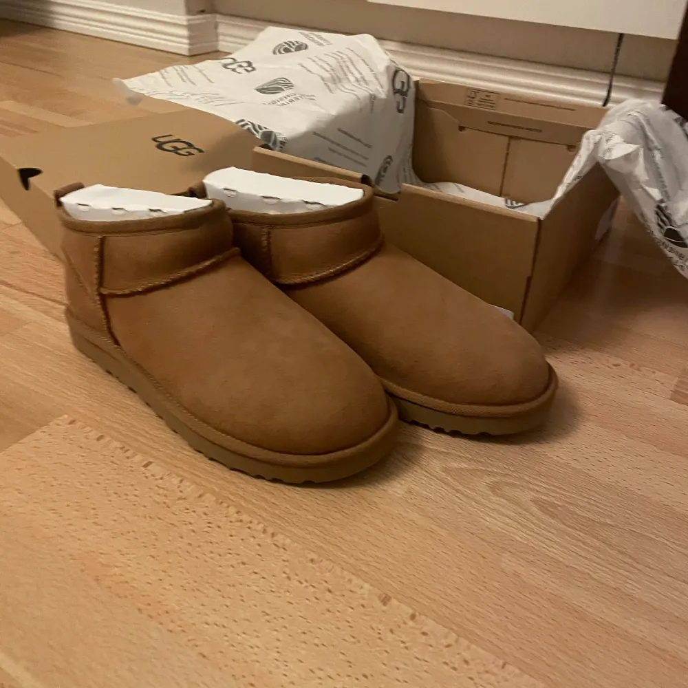 Säljer ett par helt nya bruna UGG boots som aldrig har använts och är i original förpackning. Behöver tyvärr sälja dem eftersom de var i fel storlek 💔De är gjorda i mjukt skinn och har en bekväm passform. Perfekta för höst och vinter med sin varma och mysiga insida. Skorna är i storlek dam 38 och har en klassisk design som passar till det mesta. 2150kr originalpris. . Skor.