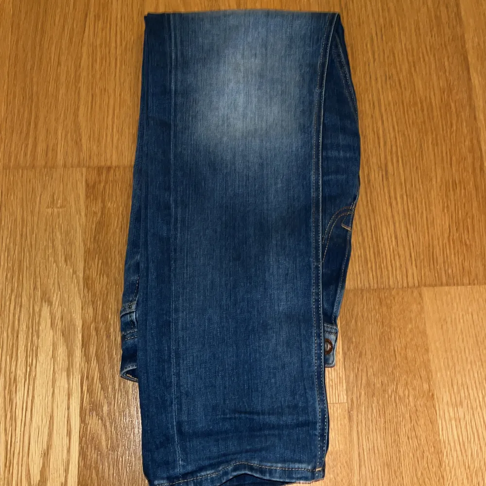 Blåa jack and Jones jeans storlek 30/32, 9/10 skick finns inga täcken på användning priset kan diskuteras . Jeans & Byxor.