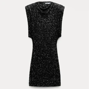 Svart glittrig klänning - Snygg svart klänning med glittriga paljetter, perfekt för fest. Den är ärmlös och har en tight passform som framhäver figuren. Klänningen är från Zara och är endast använd vid ett tillfälle✨i storlek S