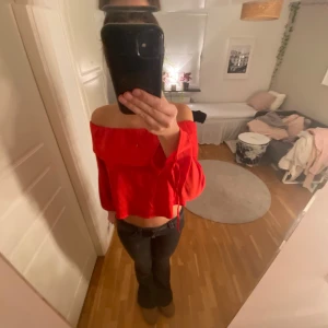 Röd offshoulder topp från Andrea Hedenstedt x NA-KD - Säljer en superfin röd offshoulder topp från Andrea Hedenstedt x NA-KD. Den har långa ärmar och en lös passform som är perfekt för både fest och vardag. Toppen är i mycket bra skick och ger en härlig färgklick till garderoben😋
