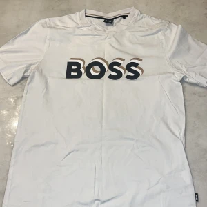 Vit t-shirt från BOSS - Säljer en snygg vit t-shirt från BOSS i storlek S. inget fel på den. Priset kan diskuteras.