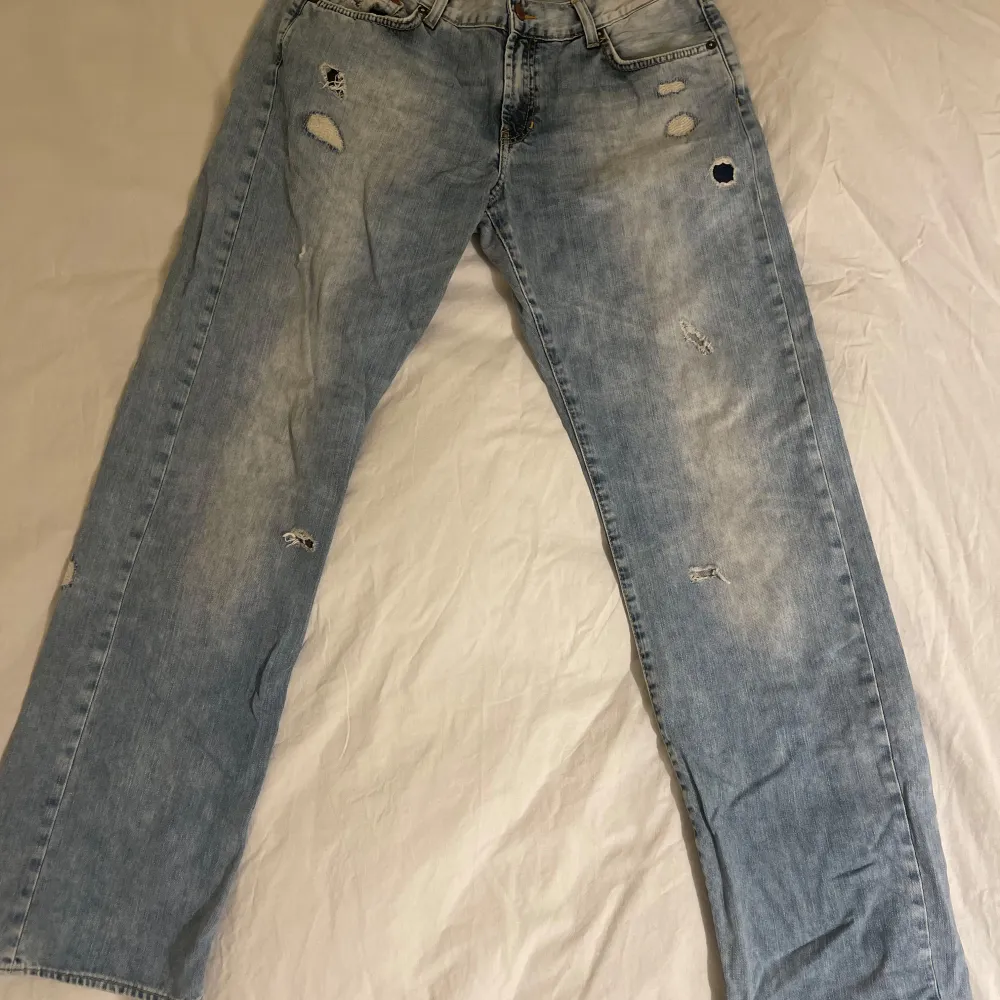 Säljer ett par ljusa jeans med slitningar. Dem är low waist och raka baggie om man har storlek S och mer storlek M om dem ska vara tightare i midjan. Köpta second hand:). Jeans & Byxor.