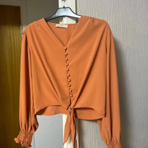 Blus - Orange blus knappt använd 
