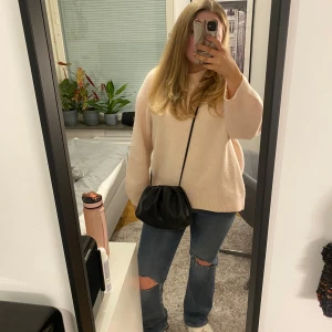 Clutch väska - Clutch väska från raffinato💗helt ny, aldrig använd, justerbart band, storlek medium, mkt rymlig så får plats me mycke, org pris 599 kr, pris kan diskuteras vid snabb köp