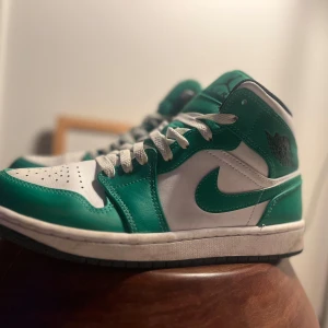 Nike Air Jordans i grönt och vitt - Säljer ett par snygga Nike Air Jordans i grönt och vitt. Skorna har en klassisk design med snörning och är i mycket bra skick. Perfekta för både vardag och fest! 🏀OBS!! Ingen låda!