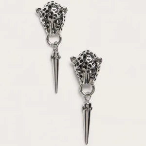 Silvriga leopardörhängen med spikdetalj - Coola örhängen i silver med leopardhuvud och hängande spikdetalj. Ej rostfria!!💕💕Aldrig använda