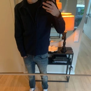 d'once de la sense overshirt - Overshirt som knappast är använd. Ser helt ny ut. Ny pris 1500.Fungerar att ha på sig under kallare dagar.  Storlek M. 