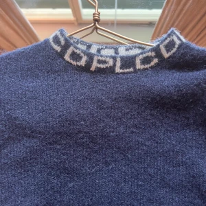 Les Coyotes  - Snygg & trendig stickad tröja från Les Coyotes De Paris💞 Aldrig använd och är i nytt skick. Storlek:  XS/S.                         Köpte för 1200. 