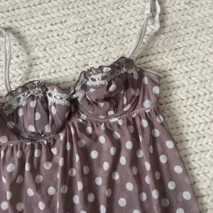 söt prickig babydoll top  - den är egentligen en lingerietopp och har lite genomskiglig material 🩷 passar a/b cups bäst tror jag