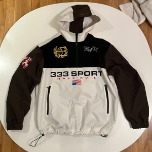 Halfevil Sport Jacka - Använd 1 gång. XL men passar L