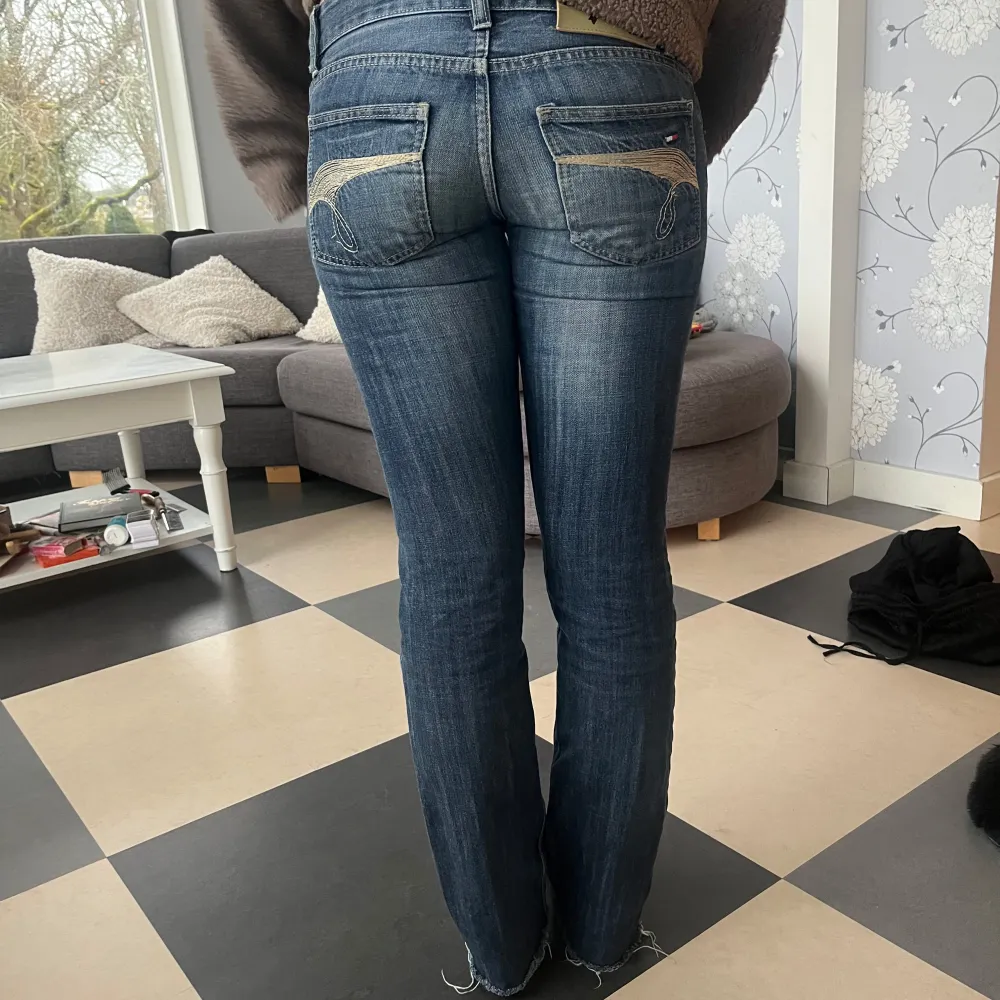 jätte fina jeans som säljer för dom är försmå inga defekter skriv för fler frågor💕. Jeans & Byxor.