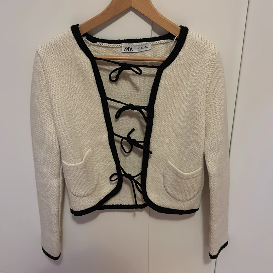 Beige stickad kofta från Zara