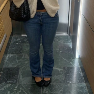 Jeans - Mid waist jeans från zara . Säljer då de inte används , är 168 ish 🩷 