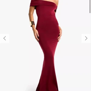 ❤️Vinröd offshoulder klänning❤️ - Elegant vinröd klänning i offshoulder-stil med en tight passform. Perfekt för festliga tillfällen. Klänningen har en lång design och är tillverkad i ett mjukt, stretchigt material som framhäver figuren!