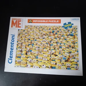Pussel med Minions från Despicable Me - Säljer ett roligt och utmanande pussel med 1000 bitar. Motivet är fullt av Minions från Despicable Me, vilket gör det till en riktig utmaning! Färdigt pussel mäter 69 x 50 cm. Perfekt för alla Minions-fans eller pusselentusiaster. 🧩