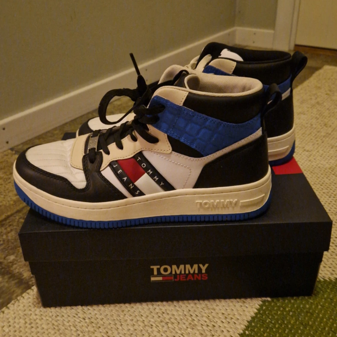 Tommy Jeans sneakers i svart, blå och vit - 91