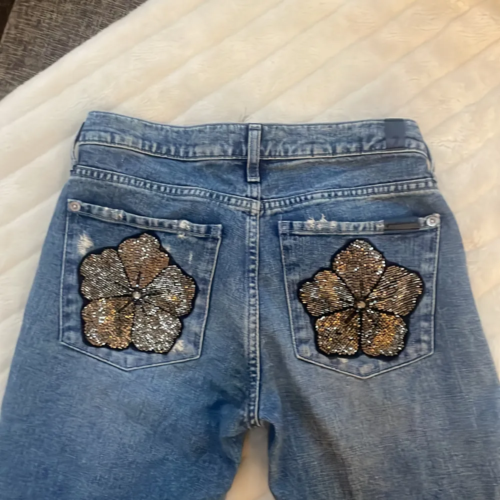 Jag säljer ett par lågmidjade bootcut jeans med paljettblommor på bakfickorna. Anledningen till varför jag säljer är för jag aldrig använder dom. Jag köpte byxorna i USA för ungefär 3000kr (hittar inte byxorna på hemsidan) men jag kan inte sätta ett exakt pris på vad jag köpte de för eftersom jag inte kommer ihåg. Om ni är intresserade av byxorna så skriv så kan vi hitta ett pris som funkar för oss båda❤️. Jeans & Byxor.