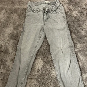 Grå jeans från Gina Tricot - Säljer ett par snygga grå jeans från Gina Tricot i storlek 152. De har ett rätt så bra skick. Perfekta för både vardag och fest! 🖤 Använt fåtal gånger!