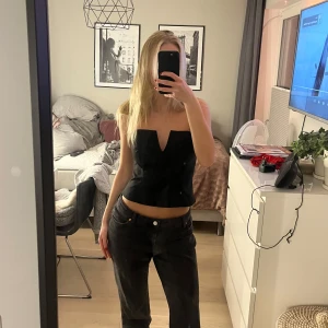 Sååå fin svart topp!! - Säljer denna sjuuukt snygga svarta topp, passar så bra vid festliga tillfällen!!!😫💕