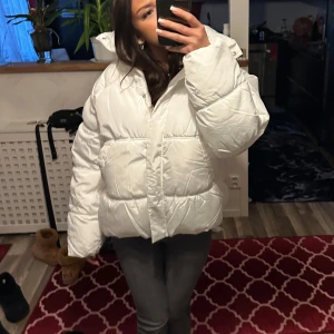 Vit pufferjacka - Säljer en supermysig vit pufferjacka i mycket bra skick. Den är jättevarm och passar perfekt för kalla vinterdagar. I mycket fint skick då den knappt används. ☺️