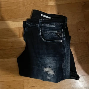 Replay jeans  - Säljer nu dessa sjukt sällsynta Replay jeans! Med snygga slitningar och en snygg tvätt! Storlek 30w 30l! Knappt använda skicket är som nytt! Modell anbass, jeansen är slim fit! Ny pris är 2399kr mitt pris endast 899kr