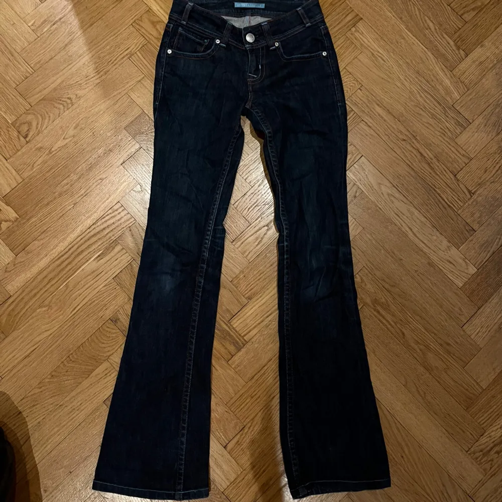 Säljer ett par snygga lågmidjade mörkblåa bootcut jeans i bra skick. Storlek 26, men små i storleken så skulle säga 24🌸. Jeans & Byxor.