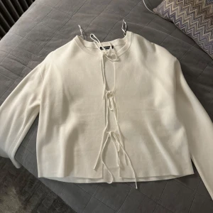 Vit tröja från Gina Tricot - Säljer en superfin vit tröja från Gina Tricot i storlek S. Tröjan är oanvänd!!