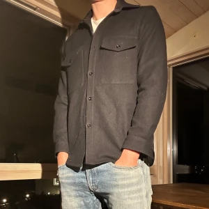 Mörkblå overshirt - Säljer as fet mörk blå overshirt från a days march då den tyvärr blivit lite för liten för mig. Den är i väldigt bra skick! Tveka inte på att höra av er om ni undrar någonting!