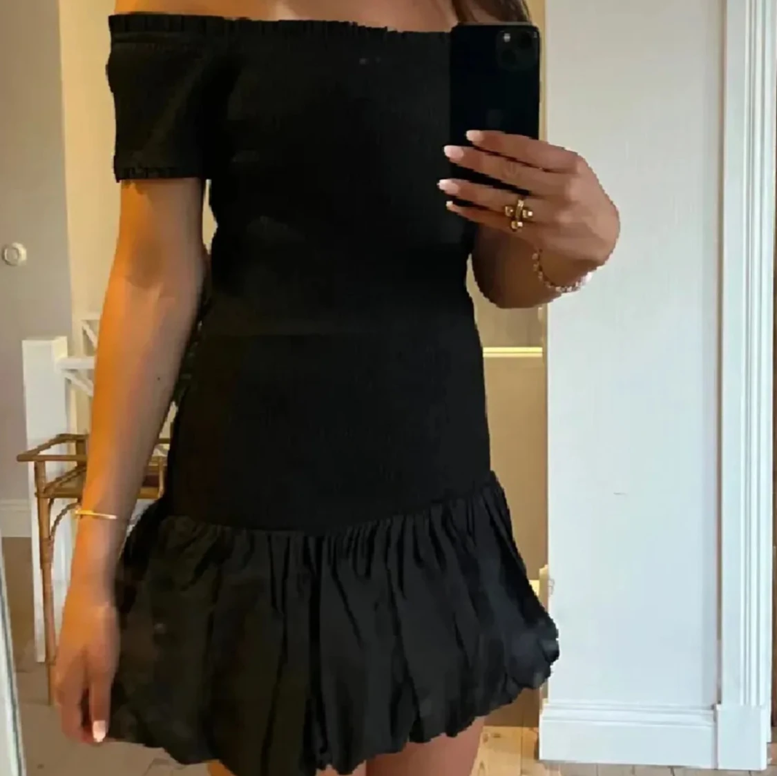 Svart offshoulder klänning