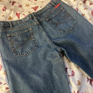 Lågmidjade bootcut jeans - Säljer dessa supersnygga blå jeans från XX by Mexx i storlek W31 L34. De är low/mid waist, men åt det lägre hållet. De har en snygg bootcut-stil och är i mycket bra skick. Jag brukar ha storlek W31-32 men dessa tycker jag nog va lite små. Skulle nog passa någon med storlek W29-30. Midjemått är 84cm och innerbenslängd ungefär 87cm. 
