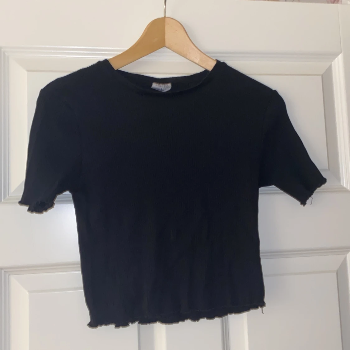 Svart ribbad crop-topp från Stories