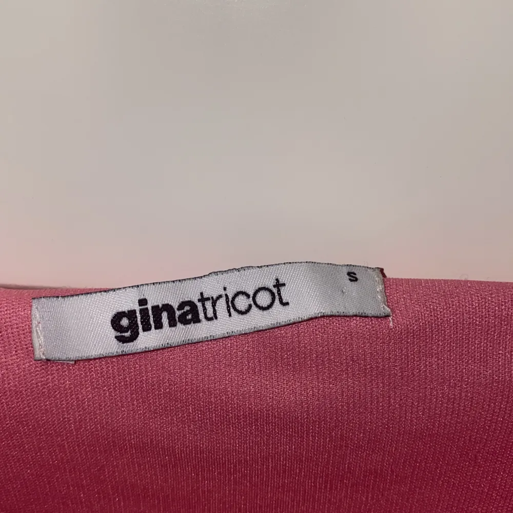 Säljer ett supersött rosa spetslinne från Gina Tricot i storlek S. Perfekt för sommardagar eller en festlig kväll. Linnet har tunna axelband och ett vackert spetsmönster som ger en romantisk touch. Passar både till jeans och kjol!. Toppar.