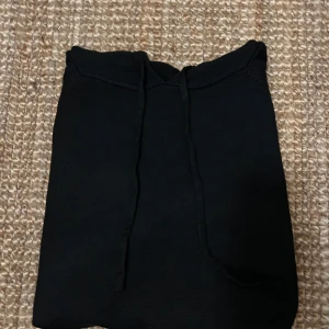 Merinoull hoodie - Säljer just nu denna svarta merinoull hoodien. Hoodien är i 10/10 skick. Säljer eftersom den var för liten för mig. Bara höra av dig vid minsta funderingar. Pris kan diskuteras.