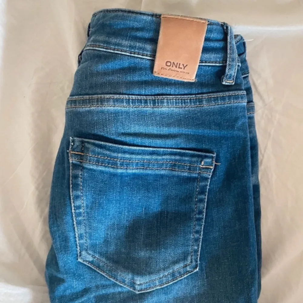 Säljer ett par snygga blå jeans från ONLY i storlek S💞 jag är 165! Sytt lågmidjade själv men inget som syns på!! PRIS går att diskutera . Jeans & Byxor.