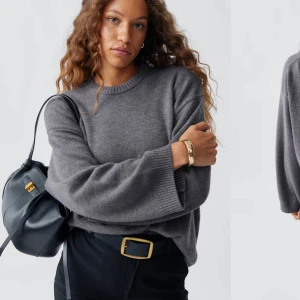 Grå stickad tröja - Säljer en supermysig grå stickad tröja med normal passform i nyskick med prislapparna kvar, perfekt nu på hösten och vintern. Orginalpriset är 899kr.💕💕