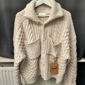 Axel Arigato Neps Jacket - Knit jacka från Arigato. Den är i väldigt bra skick. Ärmarna kan man både ha uppvikt och som längre.