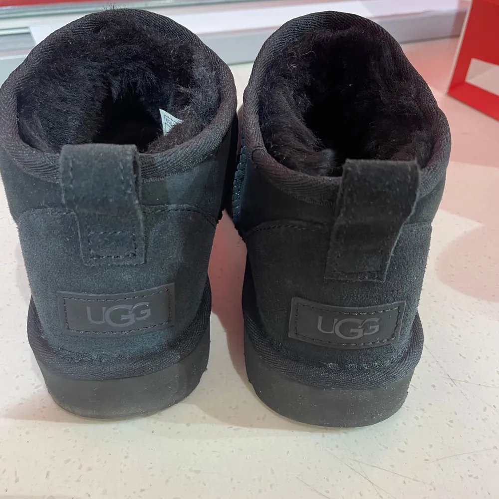 Säljer ett par svarta UGG boots i storlek 37. De är i mycket bra skick och har en mysig pälsfodring som håller fötterna varma. Perfekta för kalla vinterdagar. De är gjorda av mocka och har en klassisk design som passar till det mesta. Använt dem 2 gånger och säljer pga att dem är förstora för mig!. Skor.